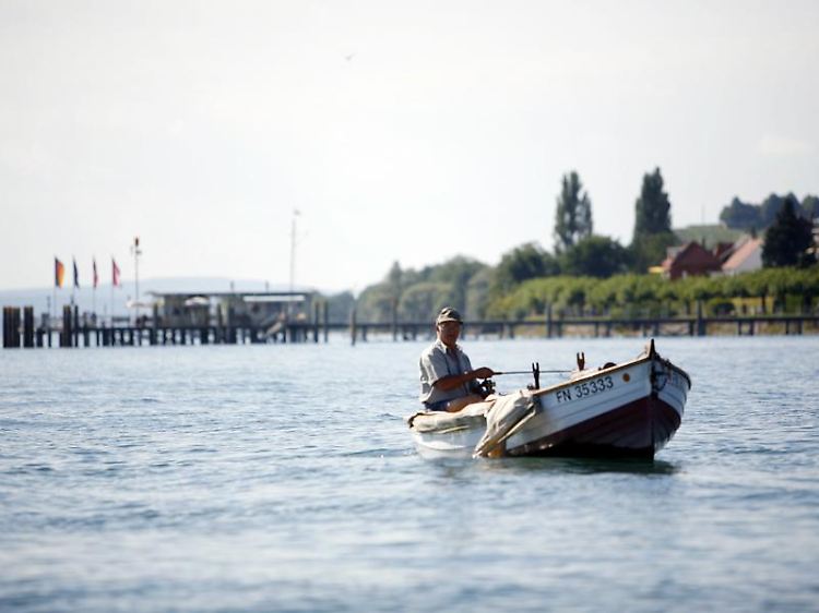 Auf den Bodensee fahren noch etliche Fischer raus - in den Restaurants am Ufer kommt ihr Fang dann auf den Teller.