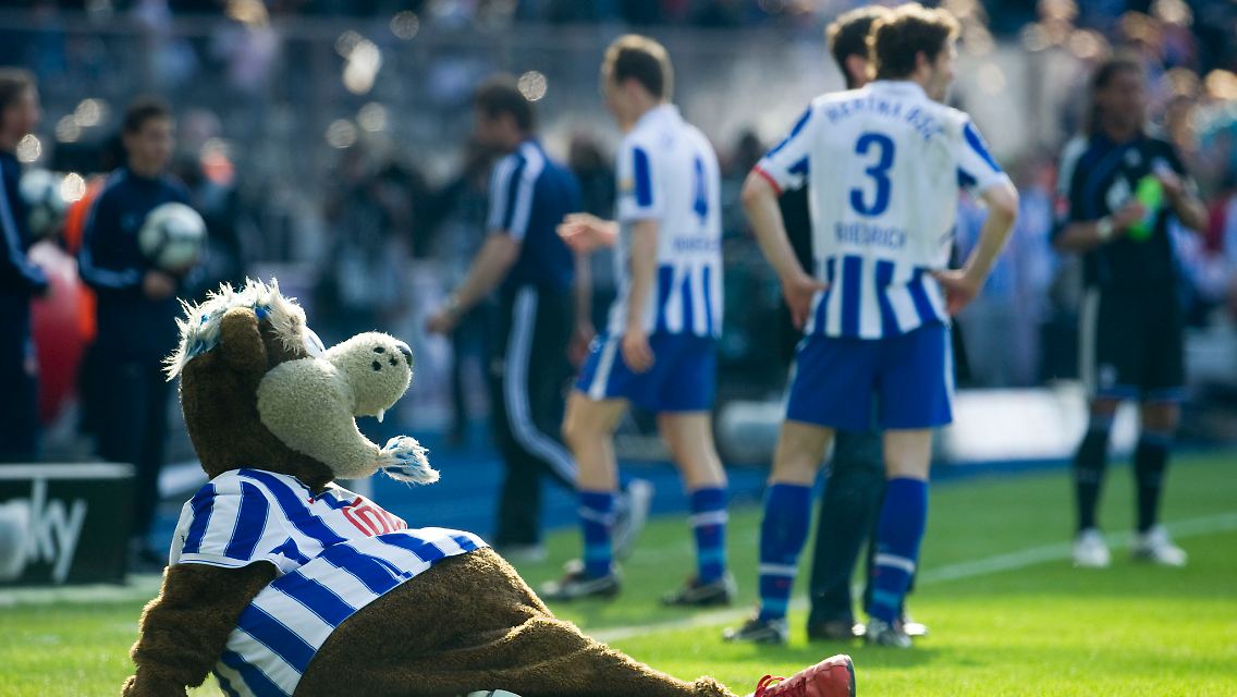 Er bleibt, auch in Liga zwei: Berlins Maskottchen Herthinho.