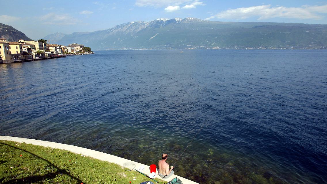 Angler am Gardasee bei Gargnano.