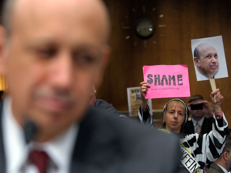 Tage des Donners: Goldman-Chef Lloyd Blankfein kämpft an vielen Fronten um den Ruf und das Geld der Investmentbank.