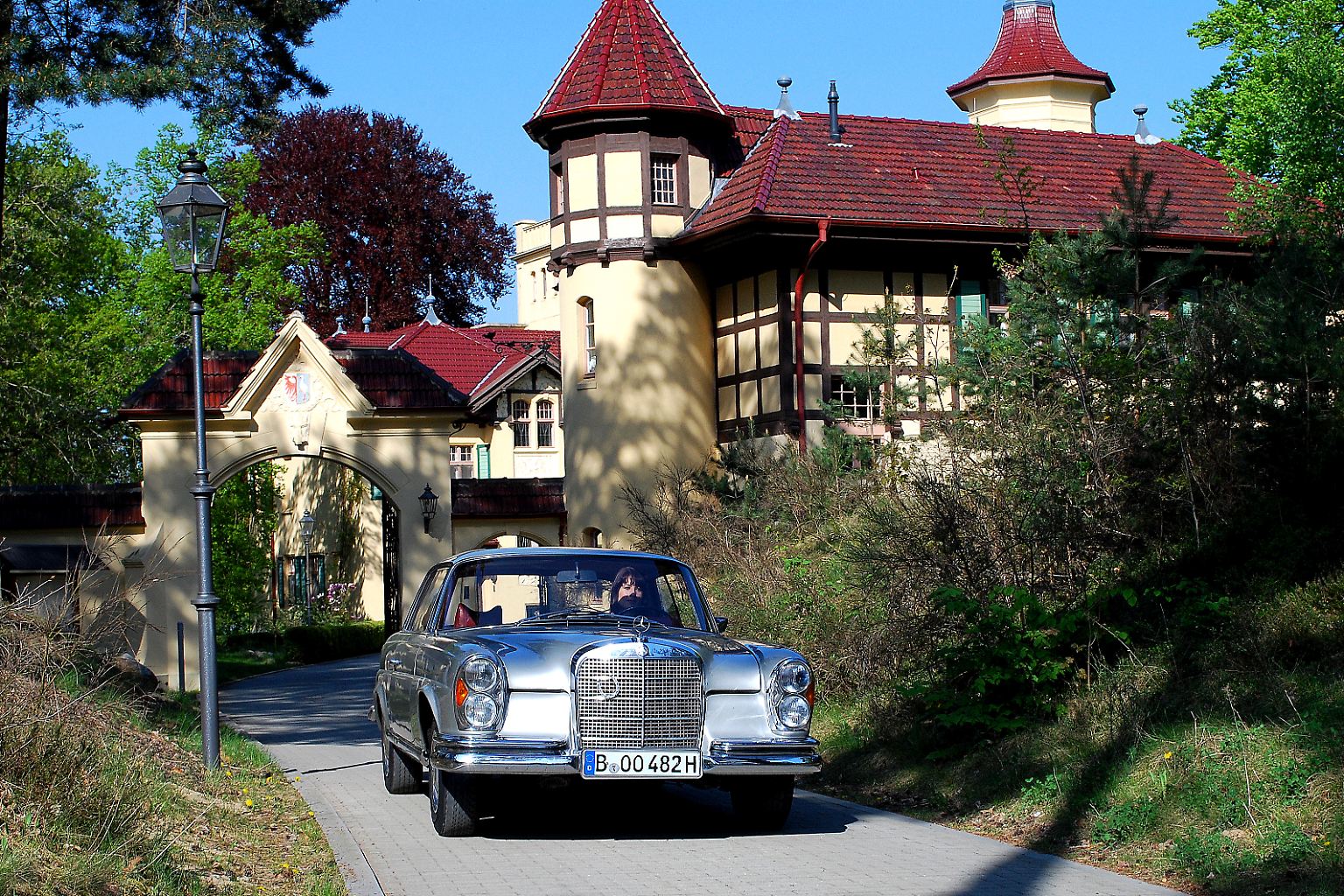 Mondän kommt er daher, der Mercedes 280 SEC. Ein Auto aus einer Blütezeit des Automobilbaus, wo Handarbeit noch nicht als verwerflich, weil unprofitabel galt.