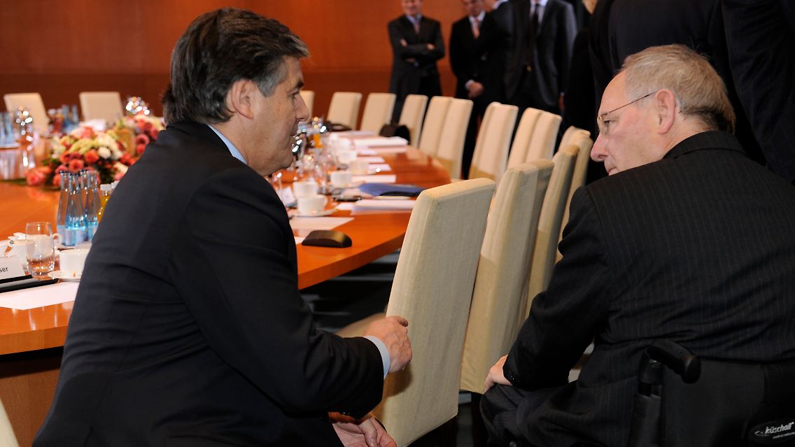 Josef Ackermann ergreift auf Veranlassung von Wolfgang Schäuble die Initiative.