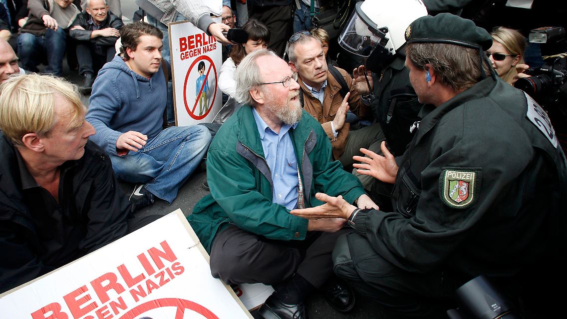 Thierse saß zusammen mit Tausenden anderen Menschen am Samstag in Berlin auf der Straße.