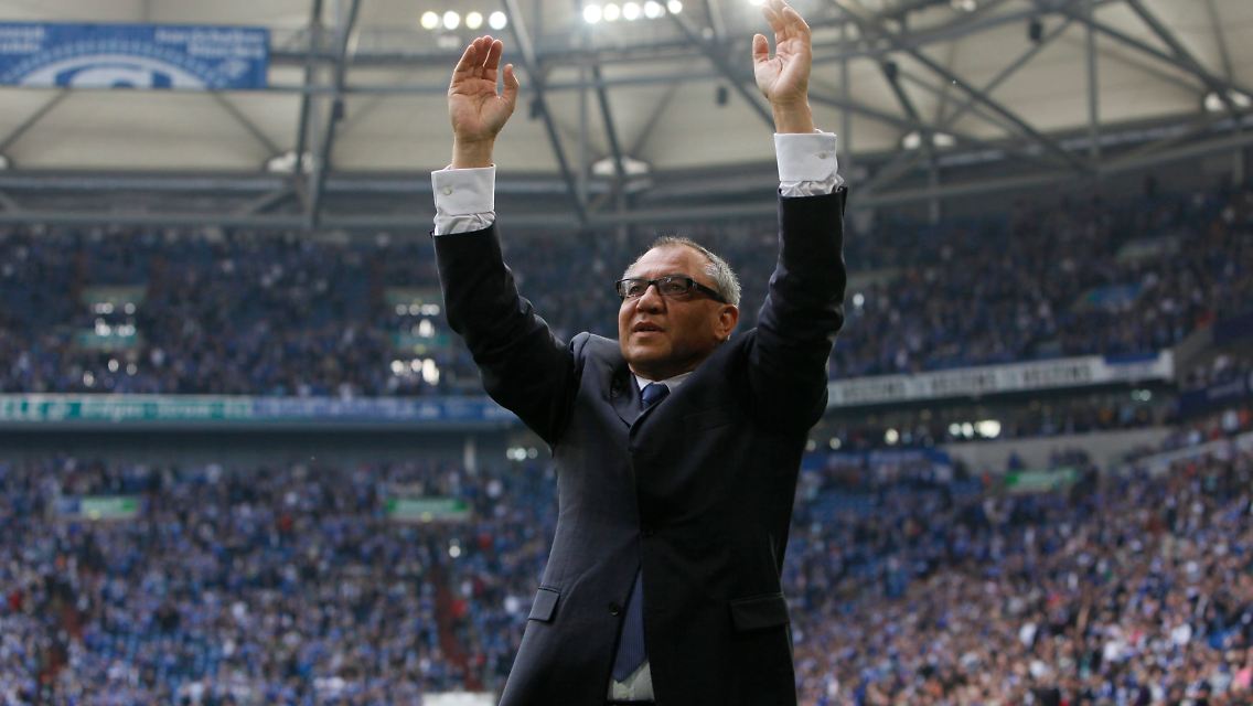 Und sie bejubeln ihn dennoch: Schalkes Trainer Felix Magath nach der Niederlage gegen Bremen.