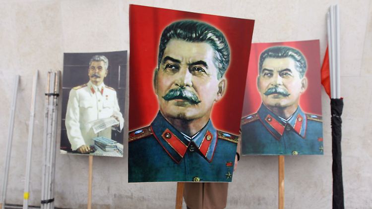 Mit Stalin-Plakaten gehen Kommunisten in Moskau auf die Straße.