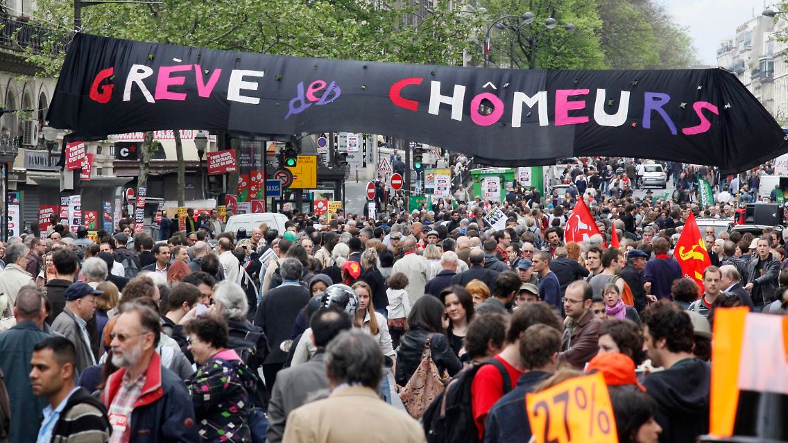 "Arbeitslose streiken" steht auf einem Plakat bei der gewerkschaftlich organisierten Mai-Demonstration in Paris.