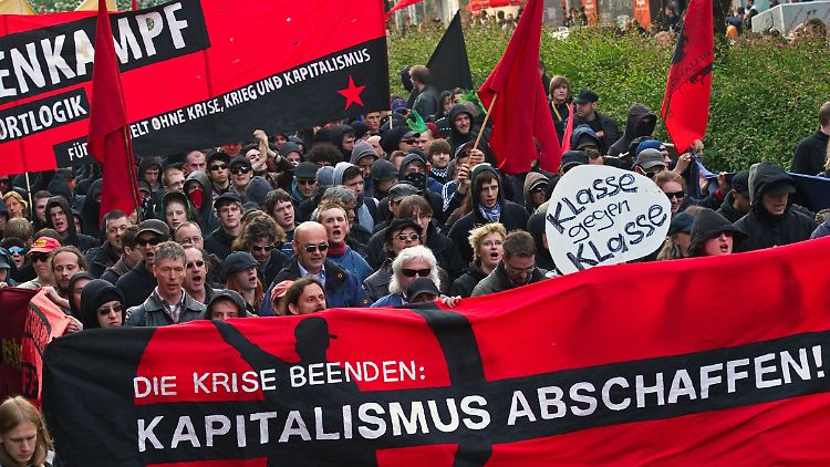 10.000 Menschen zogen durch die Berliner Bezirke Kreuzberg und Neukölln - zunächst friedlich.