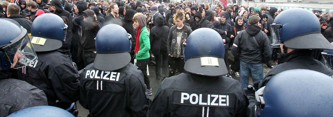 AI fordert eine Kennzeichnungspflicht von Polizisten - insbesondere dann, wenn sie Helme tragen.