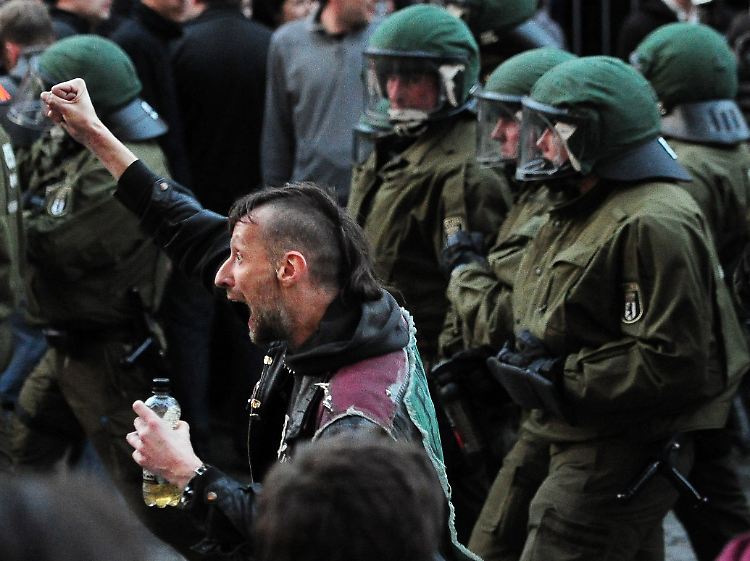 Bei Demonstrationen in Berlin kommt es am 1. Mai regelmäßig zu gewaltsamen Zusammenstößen zwischen Polizei und Linksextremen.