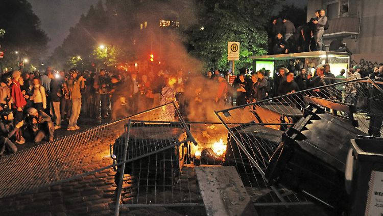 Eine brennende Barrikade in Berlin.