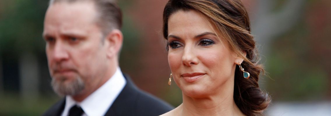Sandra Bullock lässt sich von ihrem untreuen Ehemann, Jesse James, scheiden und zieht ihren im Januar adoptieren Sohn Louis nun alleine groß.