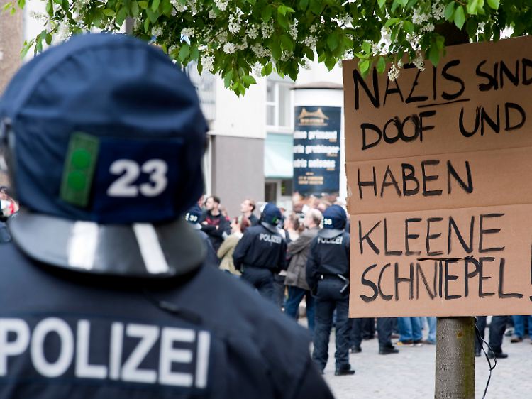 Mehr als 10.000 Demonstranten in mehreren deutschen Städten stellten sich am 1. Mai Aufmärschen von Neonazis entgegen.