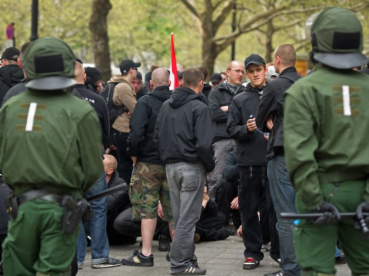 Ein großes Polizeiaufgebot versucht am 1. Mai in Berlin ein Zusammentreffen von rechten Teilnehmern einer NPD-Demonstration und linken Gegendemonstranten zu verhindern.