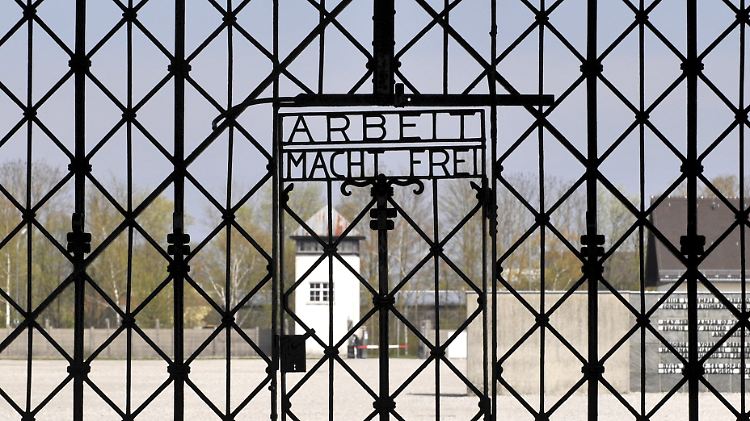 Das Eingangstor ins Konzentrationslager Dachau mit dem zynischen Satz "Arbeit macht frei".
