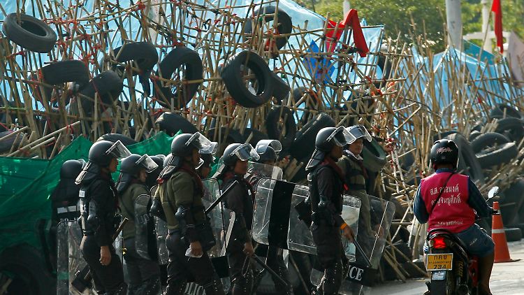 Sicherheitskräfte vor einer Barrikade in Bangkok.
