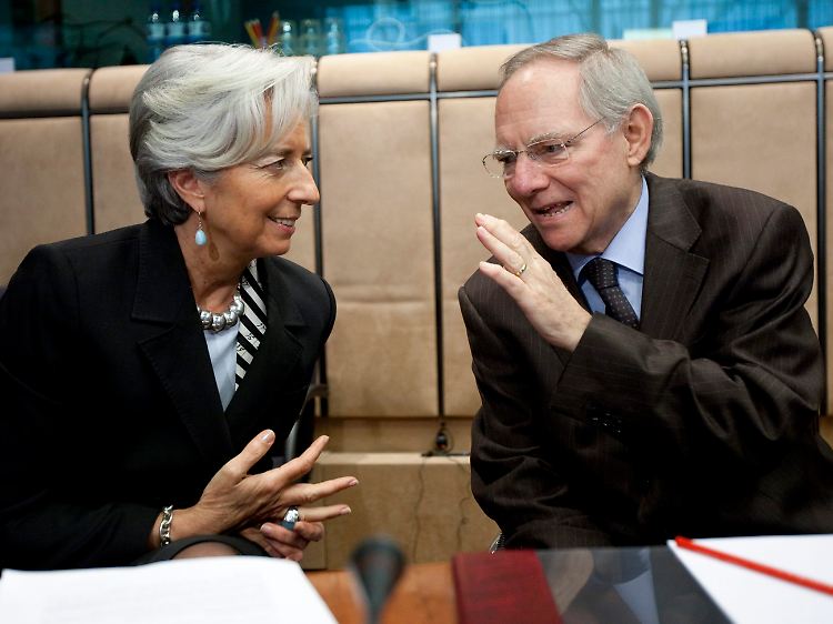 Treffen in Brüssel: Bundesfinanzminister Schäuble im Gespräch mit der französischen Wirtschaftsministerin Christine Lagarde.