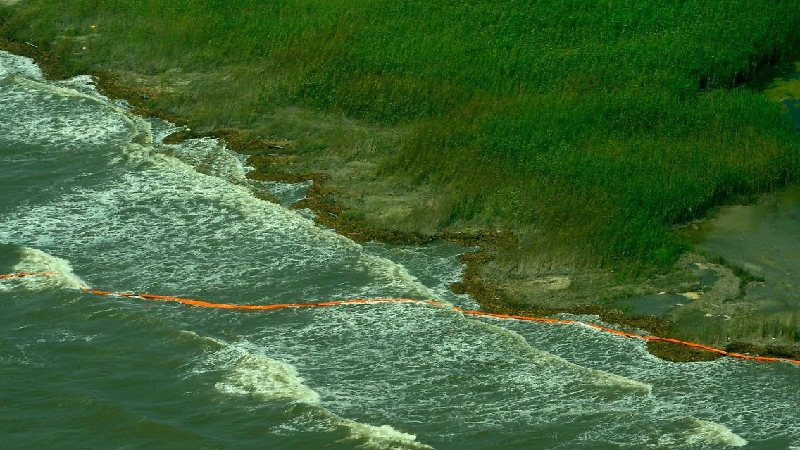 Durch den Wellengang werden die Begrenzungen einfach überspült oder zerrissen - das ölige Wasser erreicht so ungehindert das Marschland an Louisianas Küste.
