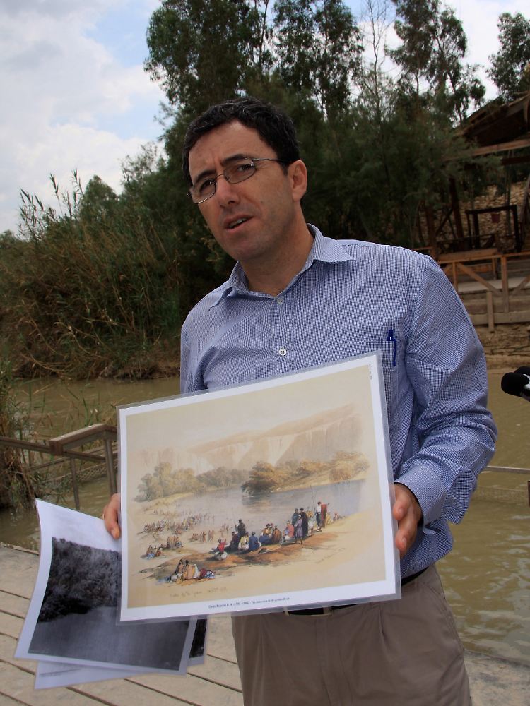 Der Direktor der Umweltorganisation Friends of the Earth Middle East (Foeme), Gidon Bromberg, zeigt in Qasr al Yahud im Westjordanland auf einer Zeichnung aus dem 19. Jahrhundert, wie breit der Jordan damals war.
