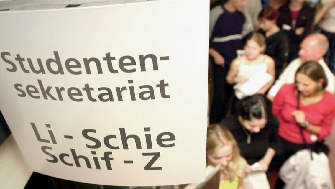 Schlangestehen vor dem Studentensekretariat: Dort werden Fragen rund um die Einschreibung beantwortet.