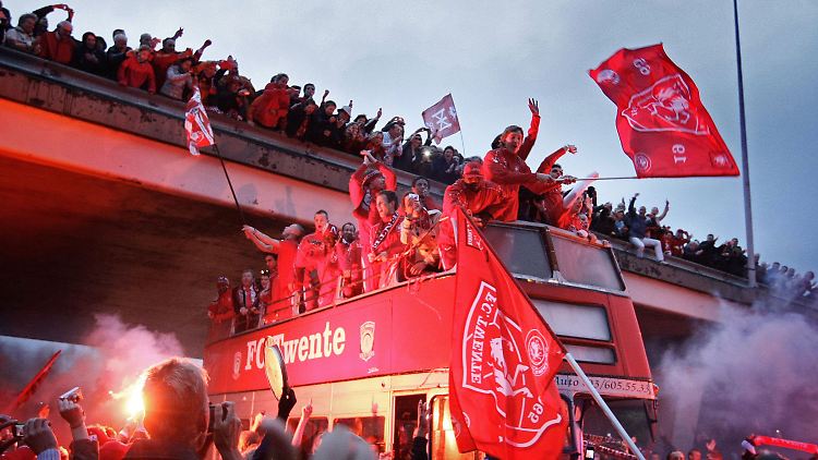 Triumphaler Empfang: Der FC Twente-Enschede wurde bei der Rückkehr vom entscheidenden Auswärtsspiel in Breda von seinen Fans schon auf der Autobahn abgefangen.