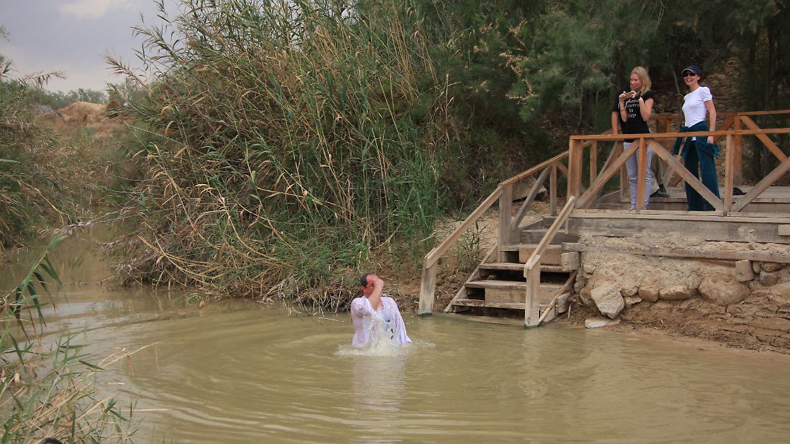 Wer im Jordan badet, muss mit gesundheitlichen Folgen rechnen. Darauf weist die israelische Polizei die Touristen hin.