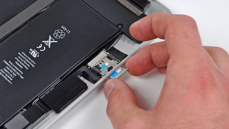Der feine Unterschied: das iPad 3G hat im Gegensatz zur Basisvariante einen Mini-SIM-Kartenschacht. (Foto: ifixit.com)