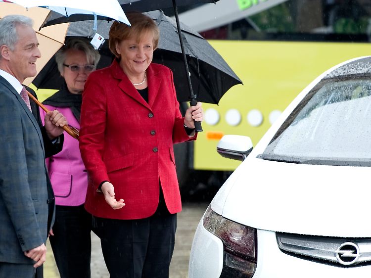 Kanzlerin Merkel (r.) und Verkehrsminister Ramsauer (l.): Deutschland macht sich fit für den Wettlauf ins Elektroauto-Zeitalter.