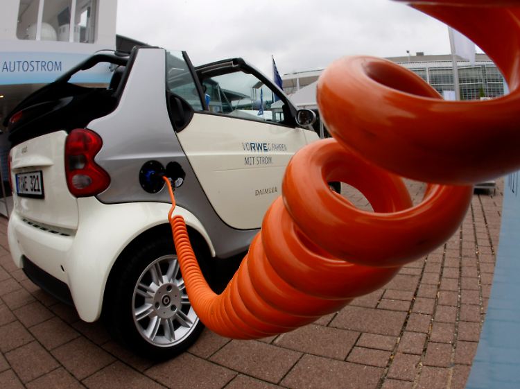 Für deutsche Autobauer sind smarte Lösungen gefragt, um von Elektroautos künftig nicht nur die Rücklichter zu sehen.