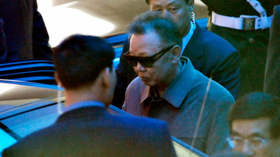 Kim steigt vor seinem Hotel in Dalian in ein Auto.