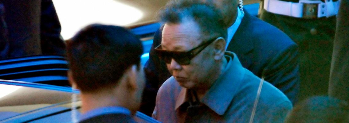 Kim steigt vor seinem Hotel in Dalian in ein Auto.