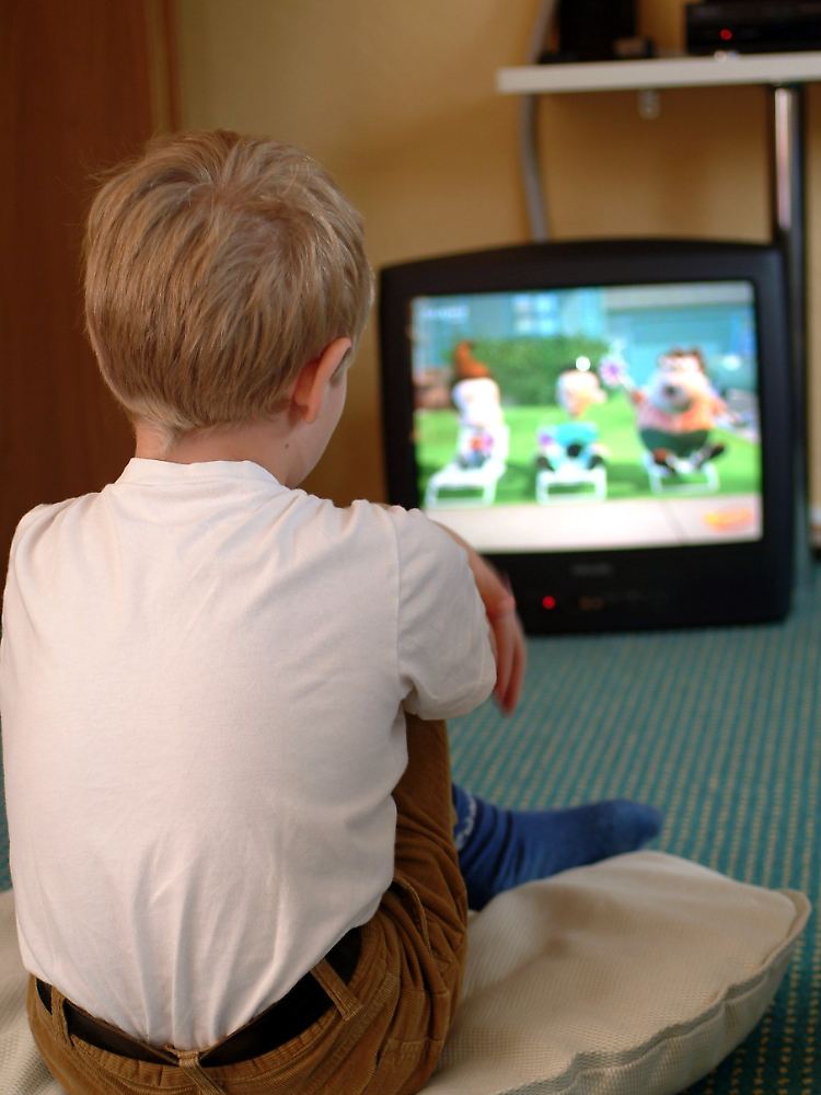 Der Fernseher ist vielleicht die bequemste, aber sicher nicht die beste Art, sein Kind zu beschäftigen.
