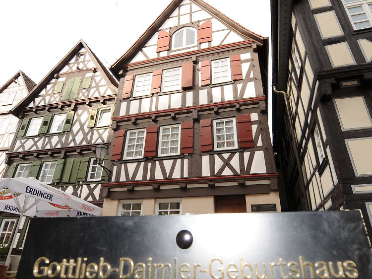 Die Waldbahn fährt zwischen Schorndorf nahe Stuttgart (Geburtshaus des Erfinders Gottlieb Daimler in Schorndorf) ...