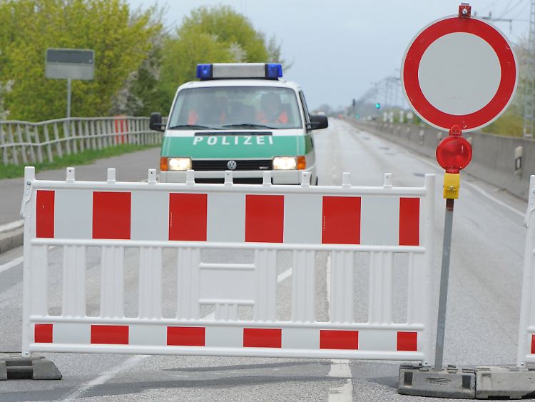 Straßen-Absperrung auf dem Rügendamm.