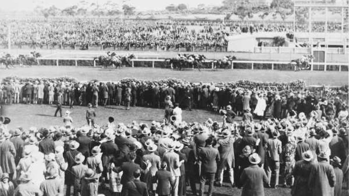 Phar Lap gewinnt 1930 den Melbourne Cup mit klarem Vorsprung.