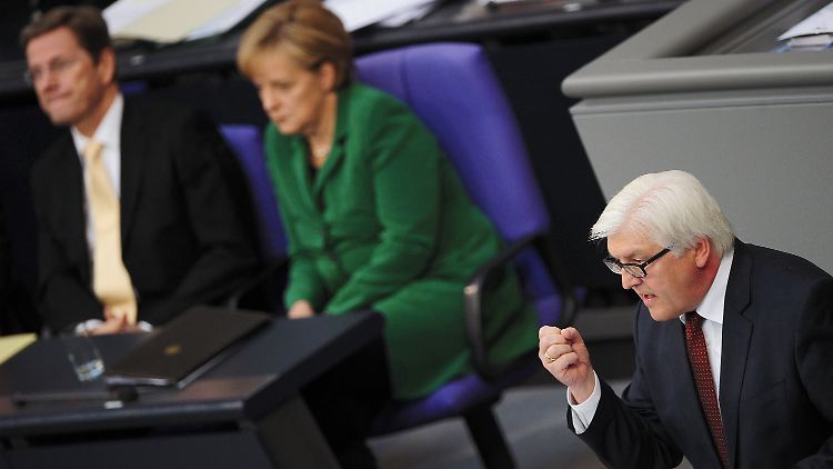Zustimmung noch offen: SPD-Fraktionschef Steinmeier will Merkel keine "nackte Ermächtigung" geben.