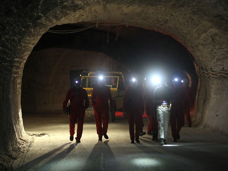 Bergarbeiter und Besucher gehen in 840 Meter Tiefe durch das Erkundungsbergwerk in Gorleben.