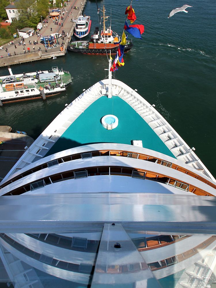 Die Bugspitze des neuen Clubschiffes "AIDAblu" spiegelt sich in Warnemünde von oben gesehen in der vorderen Bordwand.