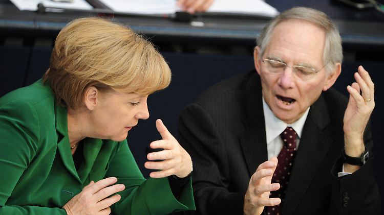 Angela Merkel (l) diskutiert mit Bundesfinanzminister Wolfgang Schäuble über die Griechenland-Hilfe.