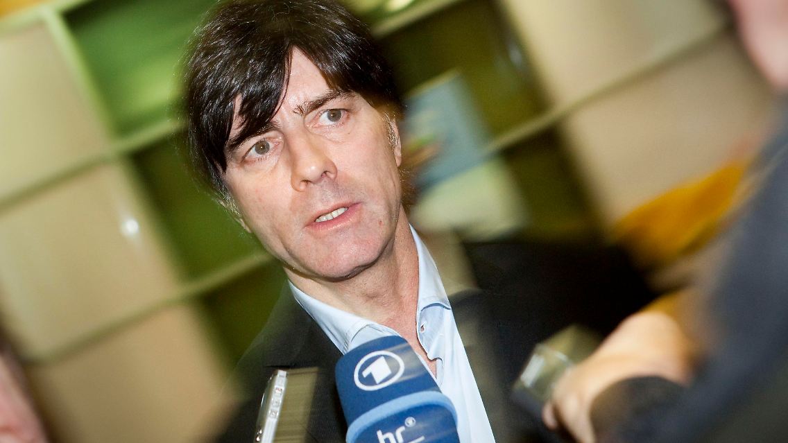 Ob er eine große Tasche dabei hat, wissen wir nicht: Joachim Löw. Aber seit er die Nationalmannschaft trainiert, hat die Kaderbekanntgabe schon etwas von Weihnachten.