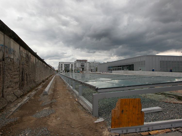 Zwei Epochen auf einem Gelände: Links Reste der Berliner Mauer, rechts die überdachte Dauerausstellung und der Neubau.