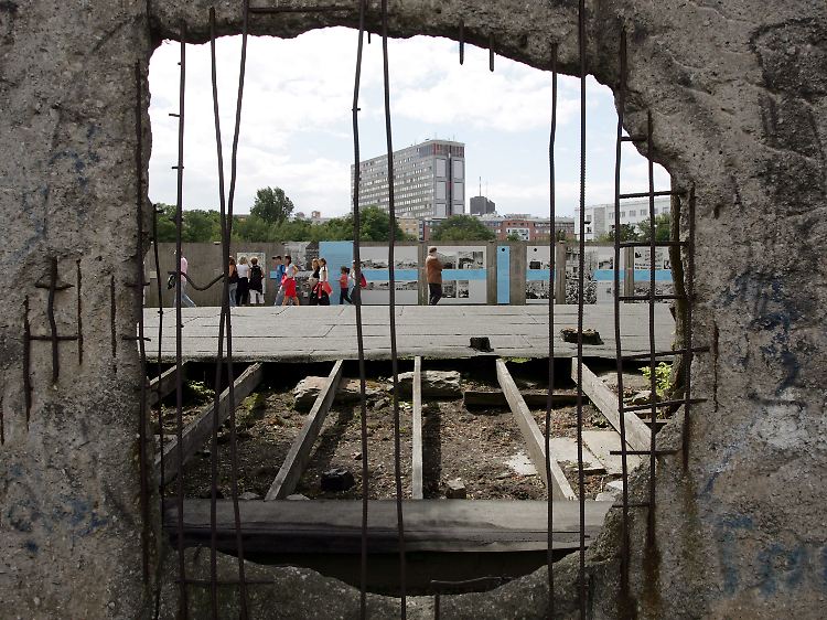 Blick durch die Reste der Berliner auf die Freiluftausstellung der Topographie des Terrors. 23 Jahre hielt das Provisorium.