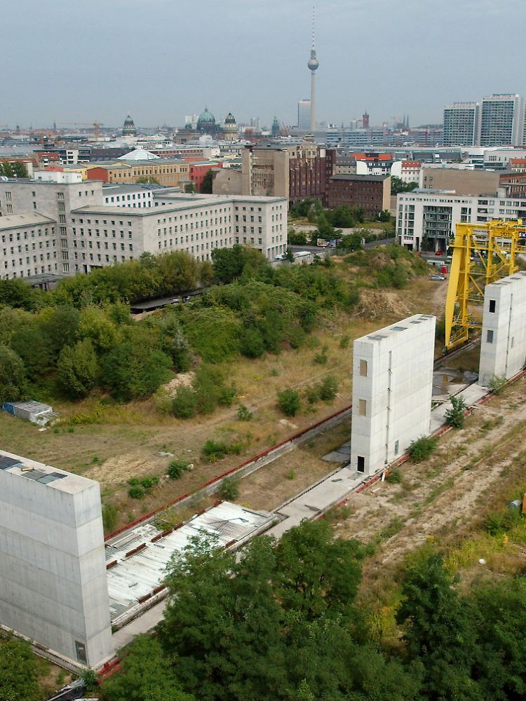 Die bereits gebauten Treppenaufgänge des ersten Projektentwurfes. Insgesamt wurden gut 19 Millionen Euro verbaut - ohne Ergebnis.