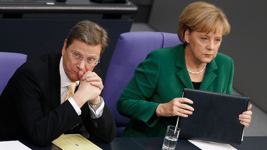 Die Kanzlerin und ihr Vize während der Bundestagsdebatte. Auf Druck von CDU und FDP wurde der Gesetzentwurf noch einmal verändert.