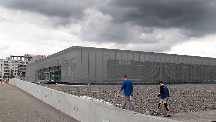 Dunkle Wolken über dem Gelände des ehemaligen Reichssicherheitshauptamtes. Nach 23 Jahren wird die Gedenkstätte eingeweiht.