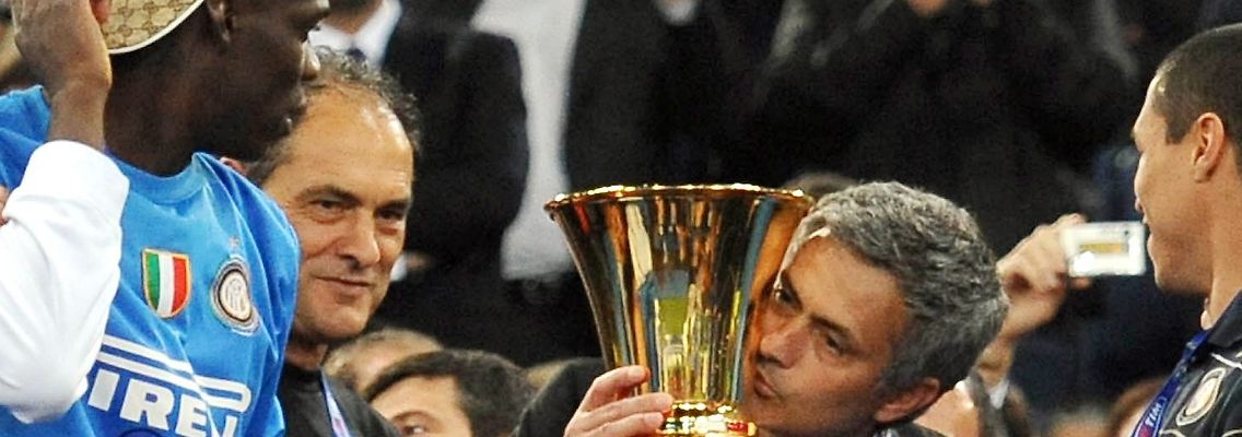 Küss den Cup: Mailands Trainer Jose Mourinho. Links: Mario Balotelli.