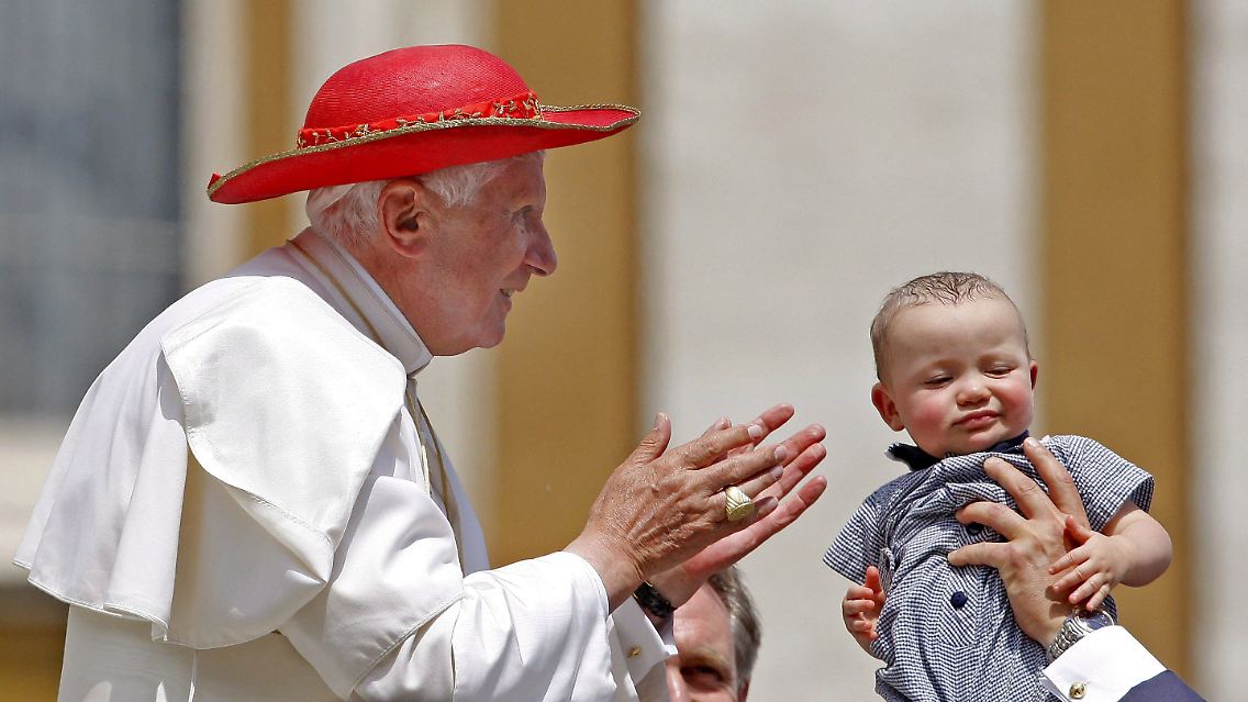 Papst Benedikt XVI. segnet ein Kind bei einer Audienz im Vatikan. Die katholische Kirche lehnt die Pille strikt ab, Millionen Frauen dagegen hat sie das Leben erleichtert.