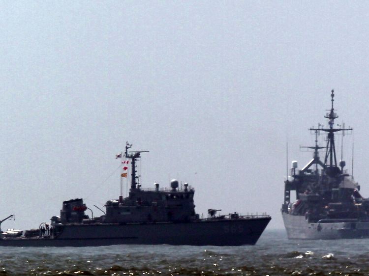 Südkoreanische Kreuzer an der Unglücksstelle. An Bord sind die Familien der Getöteten.