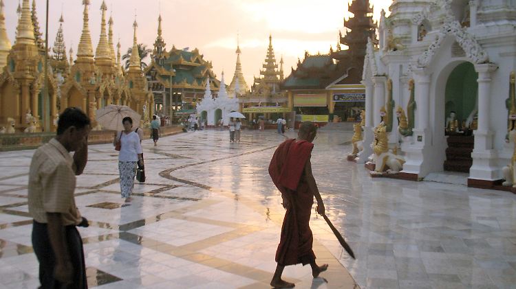 Birma will mit der Maßnahme wieder mehr Touristen ins Land locken. (Shwedagon-Pagode in Rangun, das wichtigste religöse Wahrzeichen Birmas)