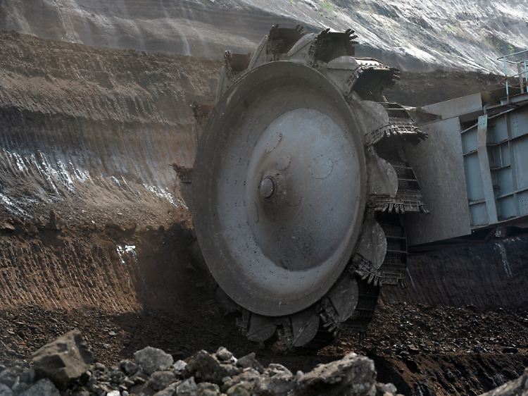 Heimische Kohle: Ein Schaufelradbagger im Tagebau Vereinigtes Schleenhain der Mitteldeutschen Braunkohlengesellschaft mbH (Mibrag).