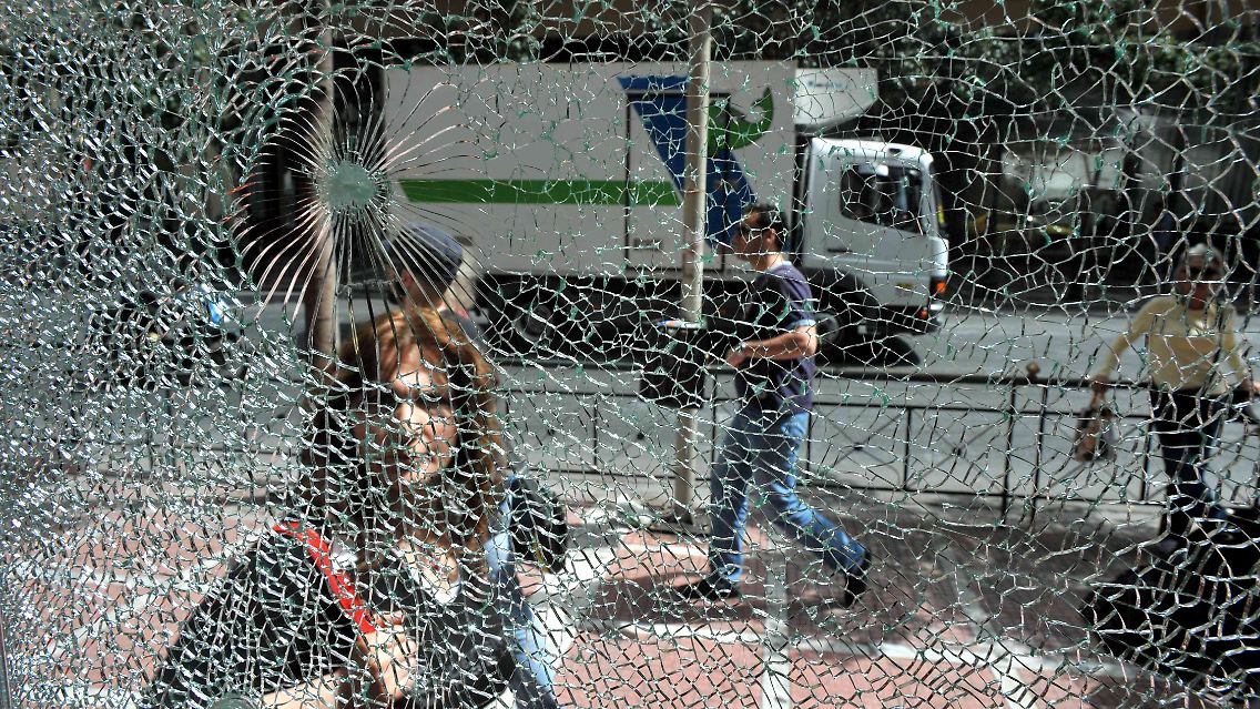 Der Protest gegen die Sparpläne der Regierung entluden sich in gewalttätigen Ausschreitungen.